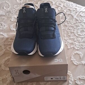 NWT CLOUDNOVA tec 10.5 Wide navy white sneakers, $170.00